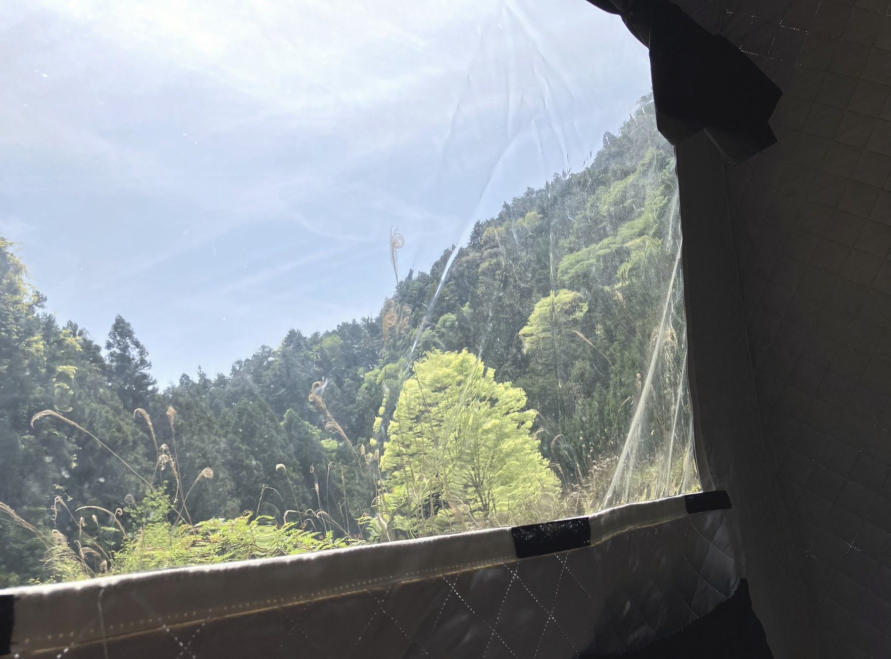 テントサウナの窓から見える山の景色