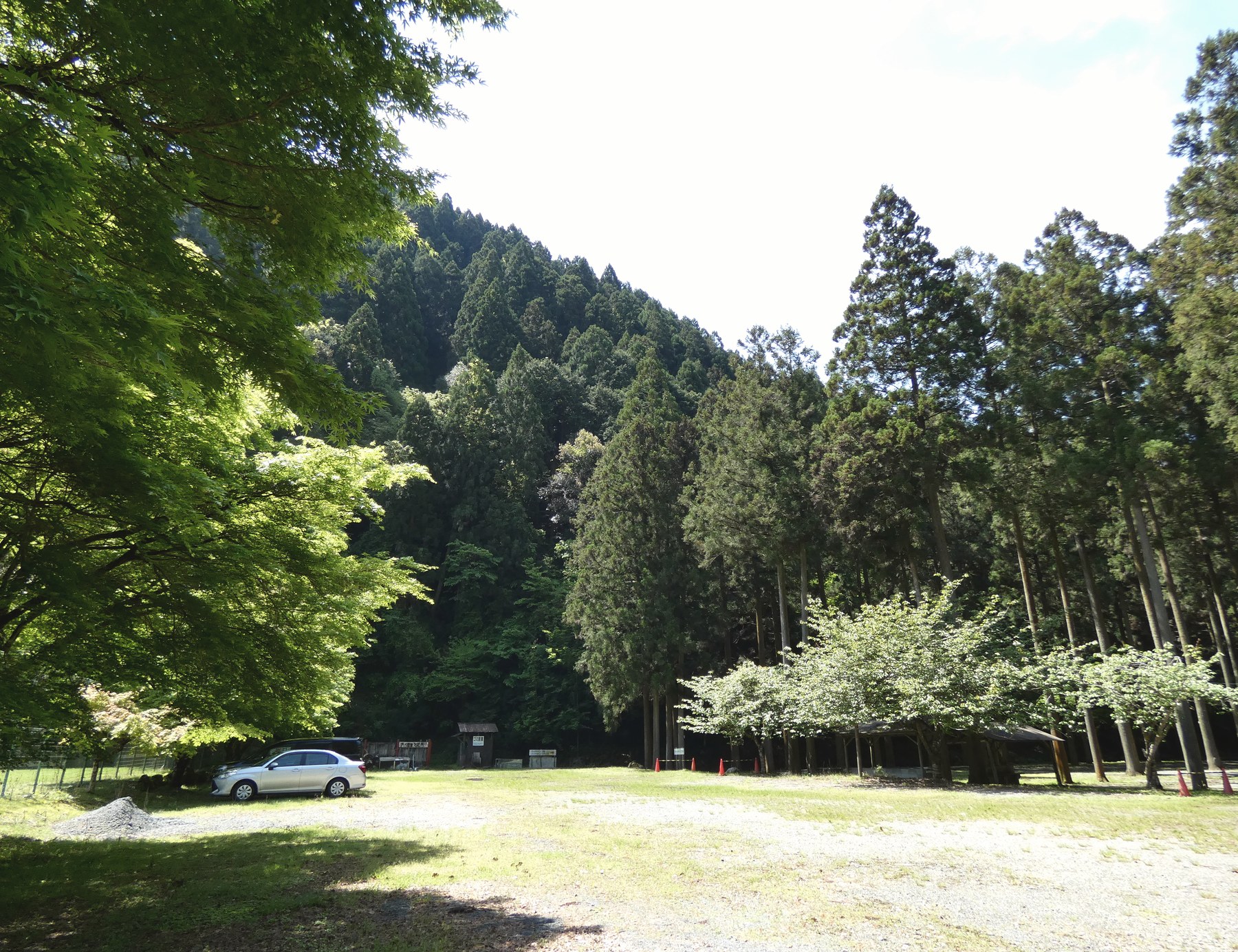 川辺キャンプ場でのテントサウナ設営例