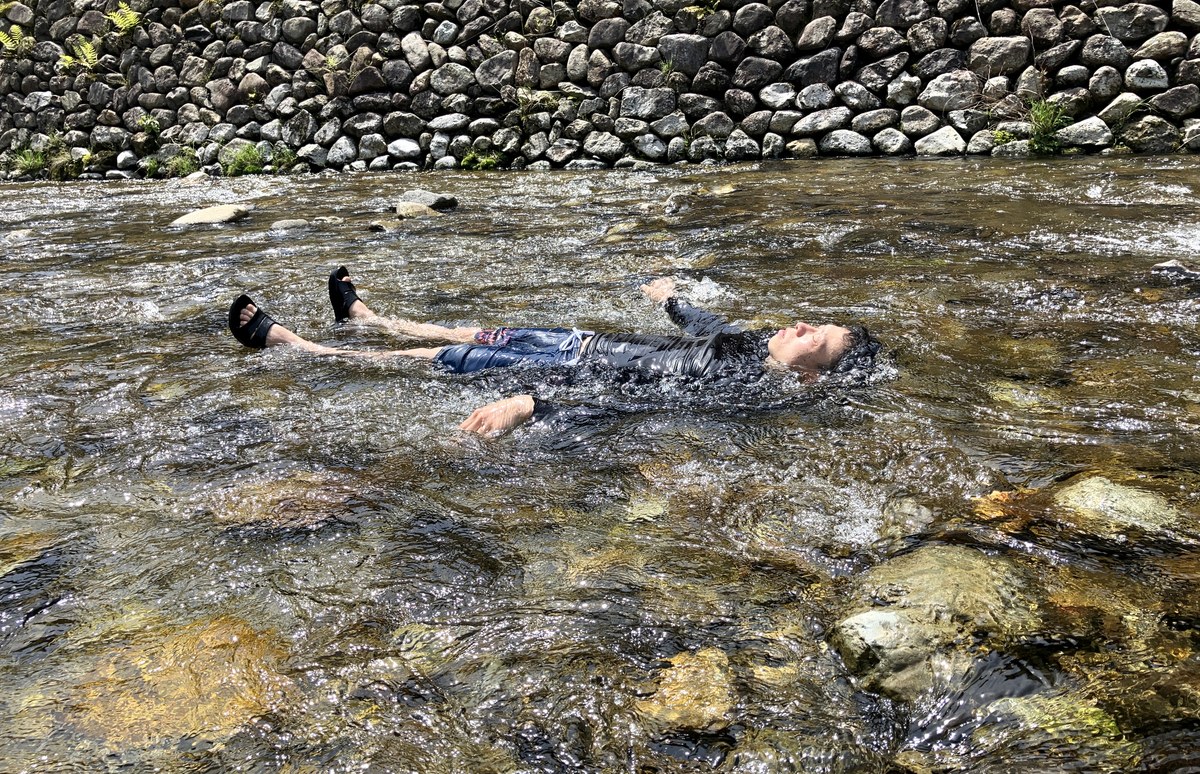 川で水風呂を楽しむ様子