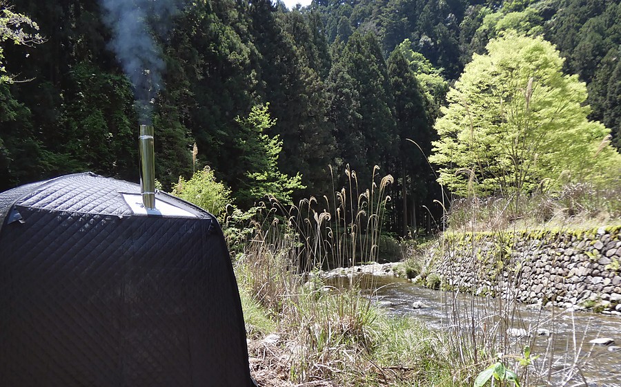 川辺に設置したテントサウナの実写写真