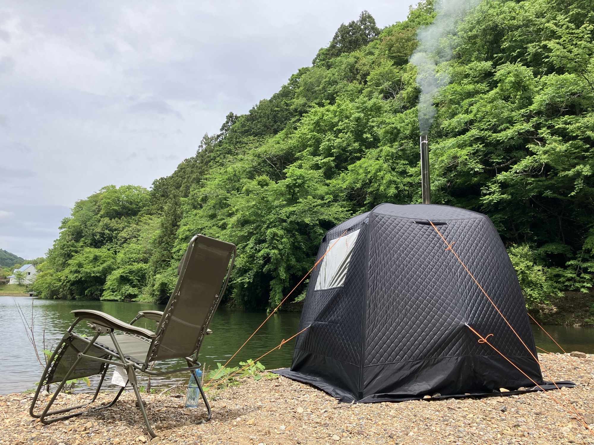 丹波篠山・やまもりサーキットの湖畔に設営したテントサウナと外気浴チェア