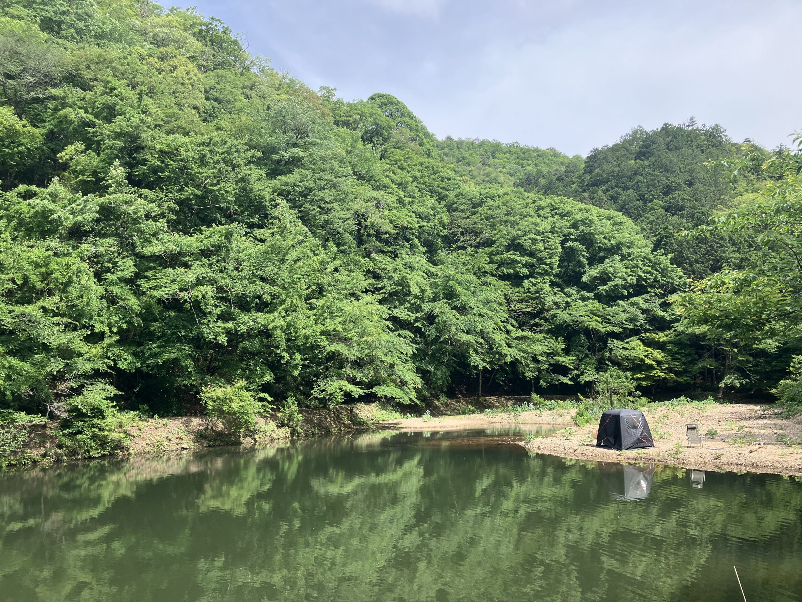 やまもりサーキットのダム湖畔に立つテントサウナ
