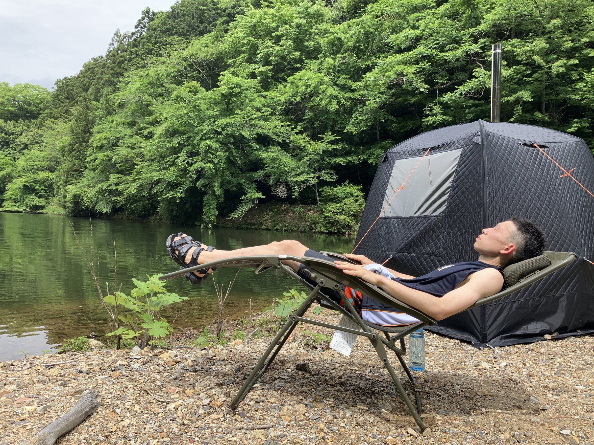 湖と森を眺めながら外気浴する様子